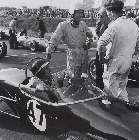 Brands Hatch  1960 : Boxing Day : Jim discute avec d'autres pilotes dont Peter Arrundel Brands Hatch  1960 : Boxing Day : Jim discute avec d'autres pilotes dont Peter Arrundel
